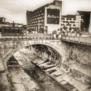 Du träumst, der vertrocknete Fluss unter dir wär das Meer und die Arbeit säße dir nicht wie ein Holzklotz im Nacken, und du hättest von irgendwo irgendwann die Gewähr, dich nicht bis ans Ende deiner Tage für andere abzuwracken.
