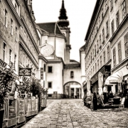 Die kleine Gasse, die du täglich durchschreitest, hat ihr Gesicht verloren, den alten Koppstein unter deinen Sohlen fühlst du nicht mehr, deine Träume vom Land der Oliven sind in dir festgefroren, bis zu ihrer nächsten hilfeschreienden Wiederkehr.