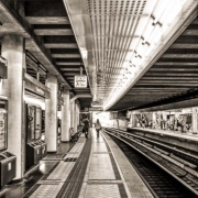 Am Bahnsteig wartest du Tag für Tag auf den Zug und zählst die Stunden, Wochen und Jahre nicht mehr, bist wie ein endlos zum Brunnen wandelnder Krug, einmal schwer schleppend, dann wieder müde und leer.