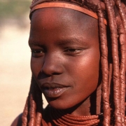 Frau vom Himbastamm am Kunene-Fluß im Norden von Namibia
